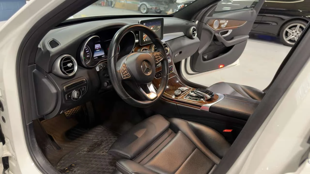 Mercedes-Benz C 300 CARFAX, снимка 4 - Автомобили и джипове - 53905640