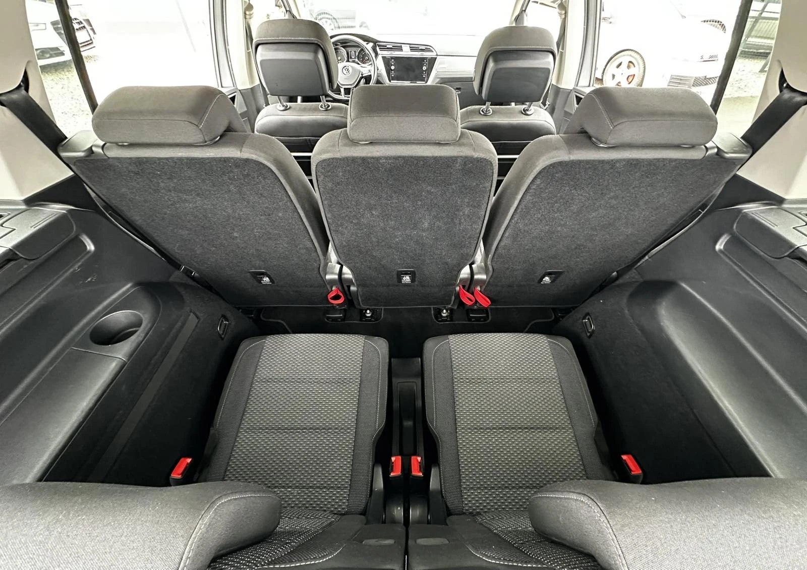 VW Touran 2.0TDI 122HP 6+ 1 CARPLAY CAMERA DISTRONIC, снимка 9 - Автомобили и джипове - 54064767