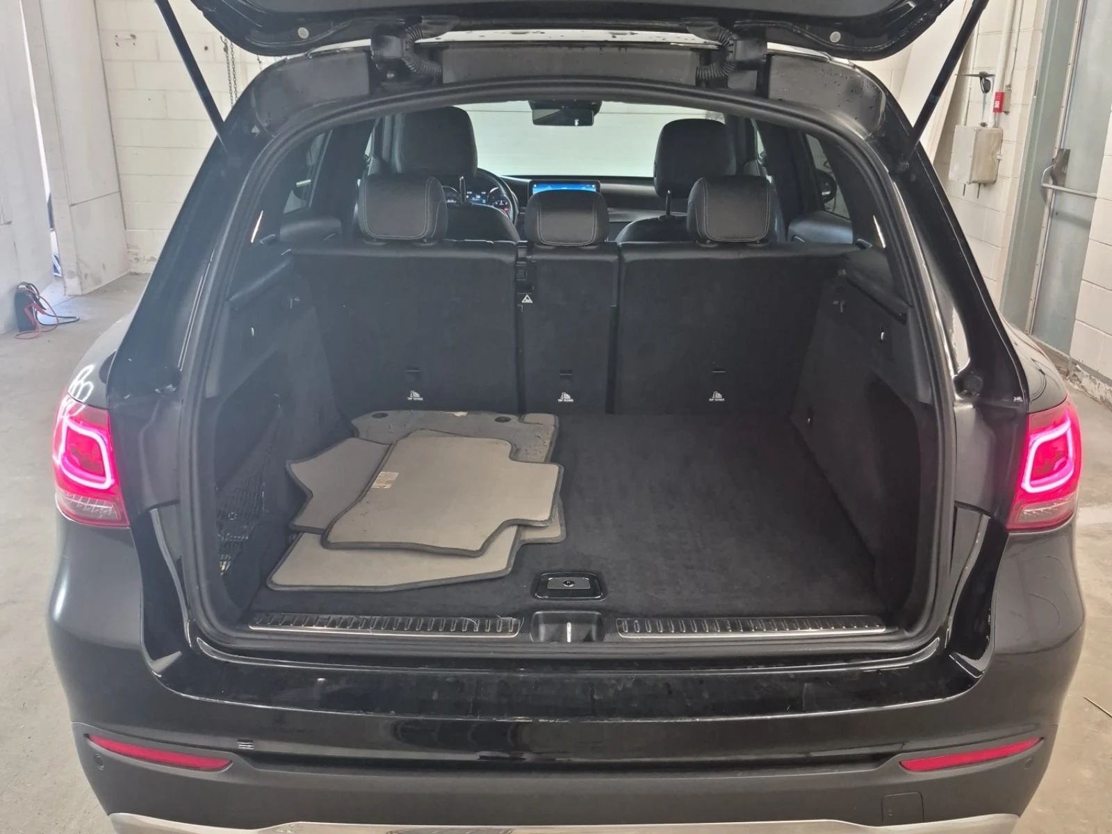 Mercedes-Benz GLC 300 * АВТОКРЕДИТ * ГЛАВНО ПРЕДСТАВИТЕЛСТВО, снимка 13 - Автомобили и джипове - 55900295