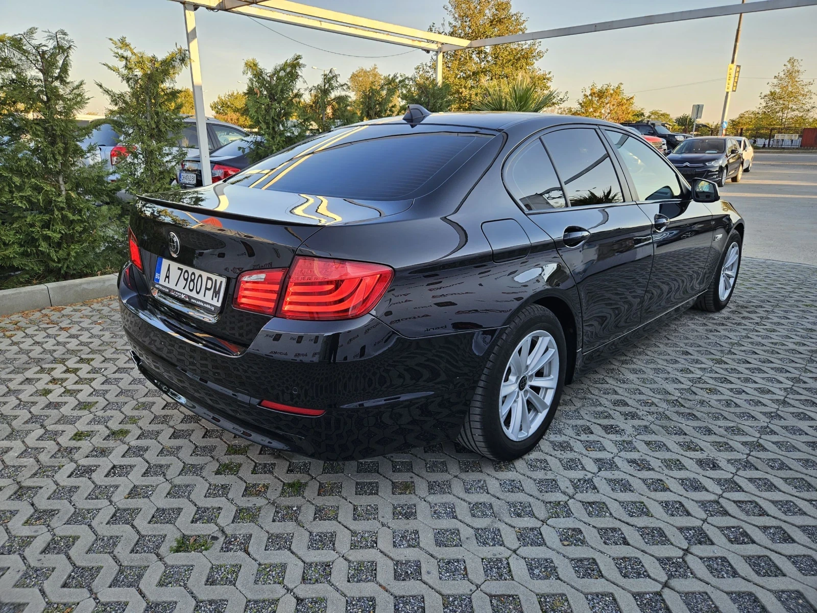 BMW 530 3.0D-258кс= АВТОМАТ= 4Х4= DISTRONIC= HUD= LOGIC 7 - изображение 3