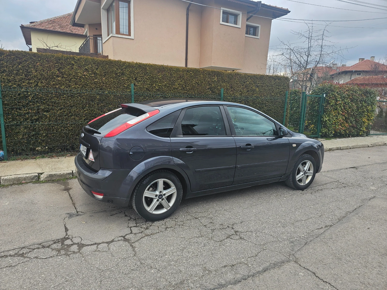 Ford Focus 1.6-Газ-инж-Гаражен, снимка 8 - Автомобили и джипове - 53713703