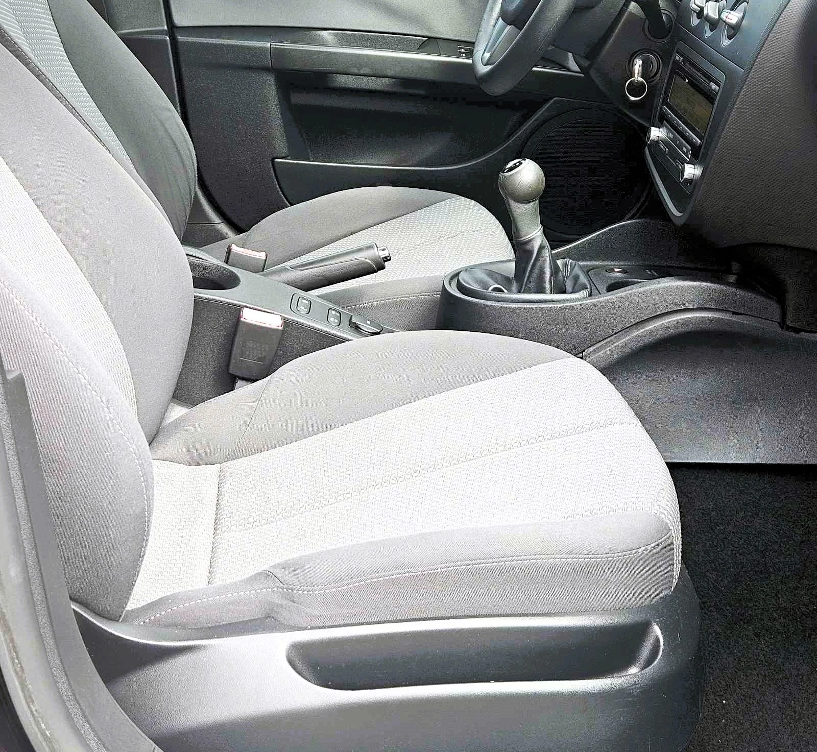 Seat Leon 1.6tdi 90hp 115h.km, снимка 14 - Автомобили и джипове - 54388041