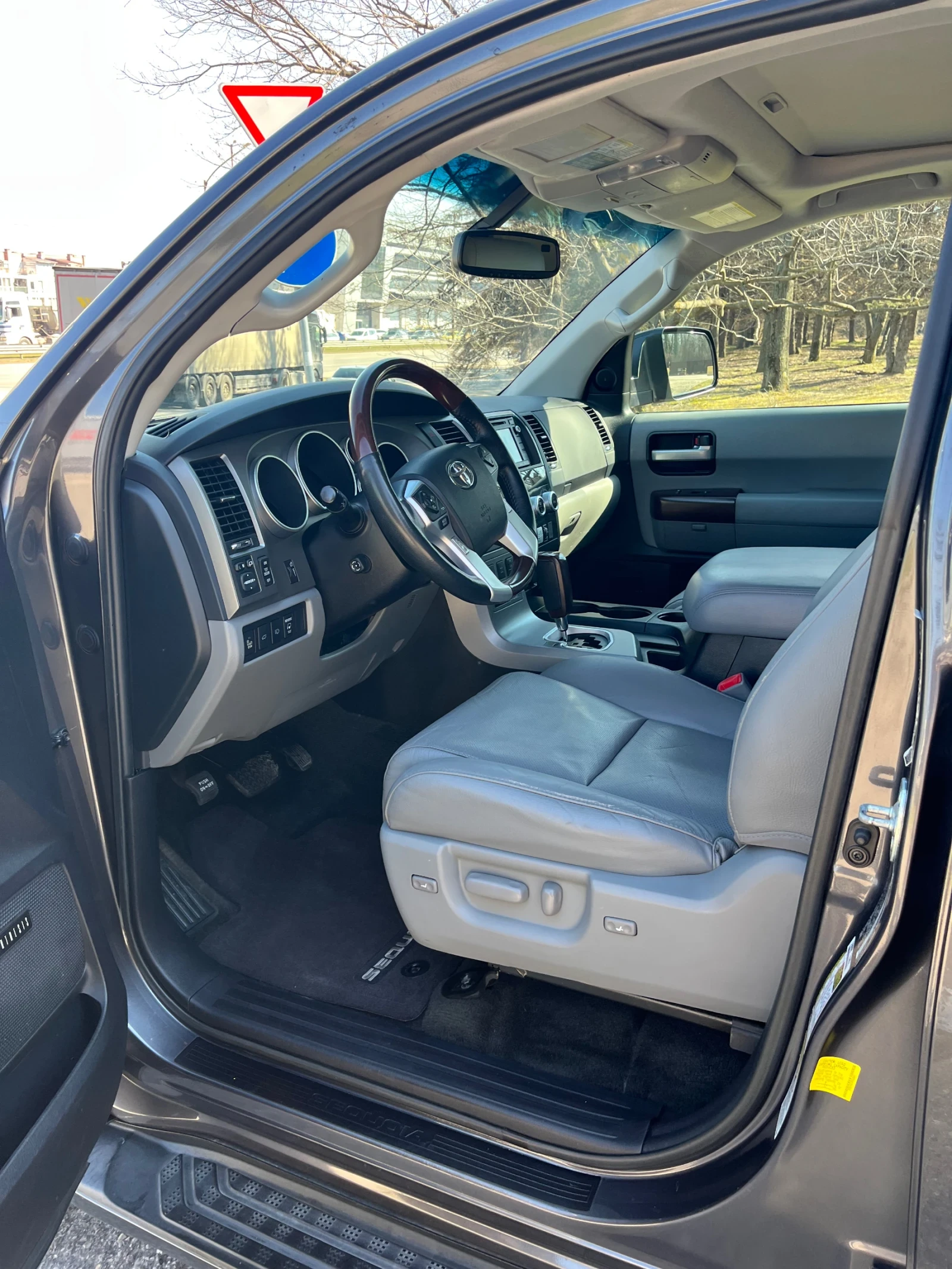 Toyota Sequoia Platinum - изображение 10