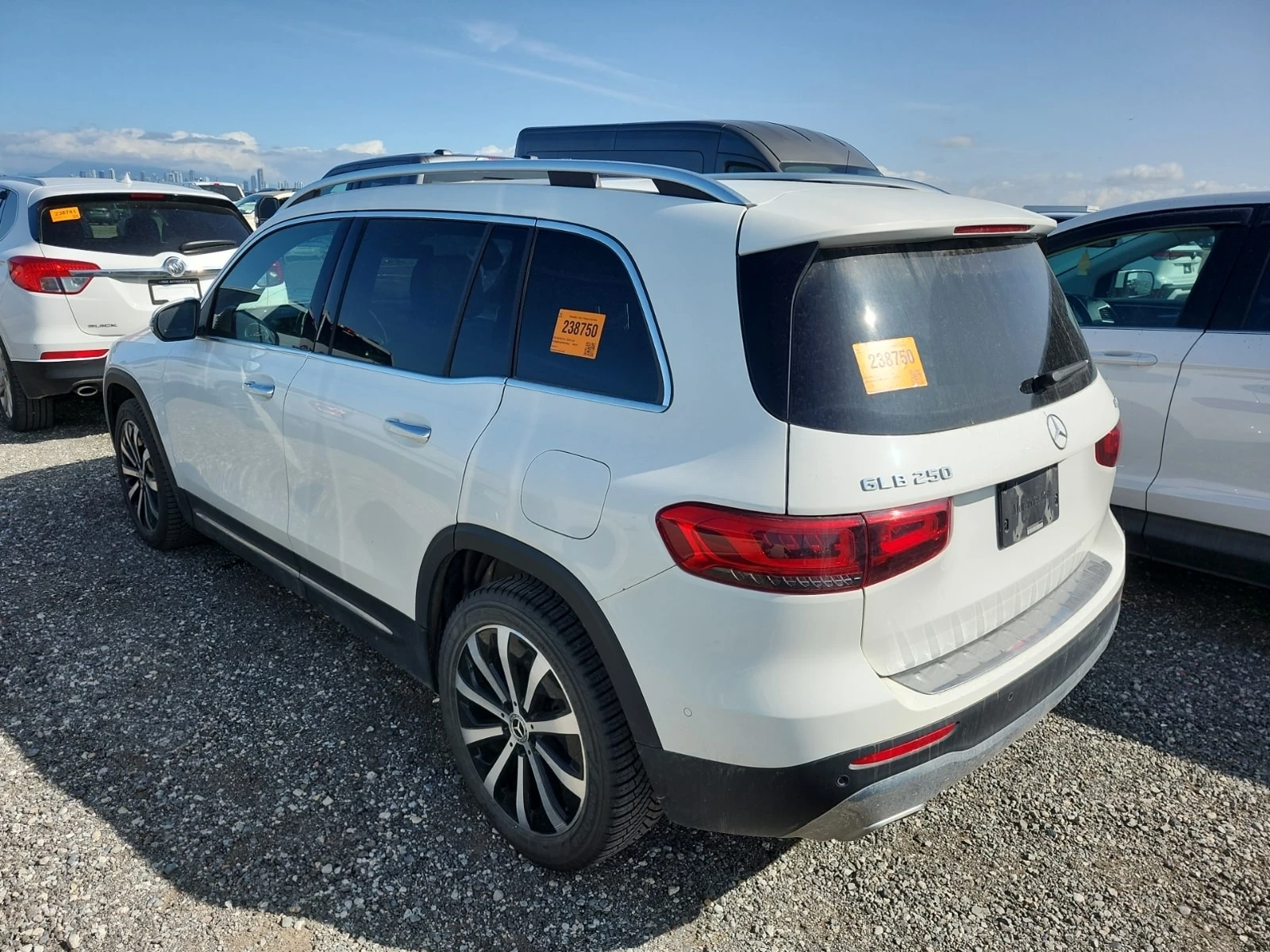 Mercedes-Benz GLB 250 ПАНО| ПАМЕТ| ПОДГРЕВИ| 2 КЛЮЧА| , снимка 4 - Автомобили и джипове - 56126015