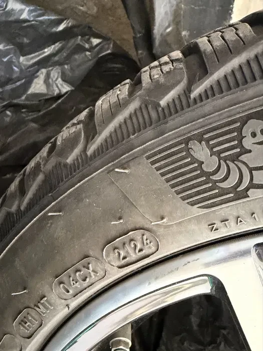 Гуми Зимни 225/45R18, снимка 4 - Гуми и джанти - 56172158