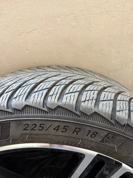 Гуми Зимни 225/45R18, снимка 2 - Гуми и джанти - 56172158