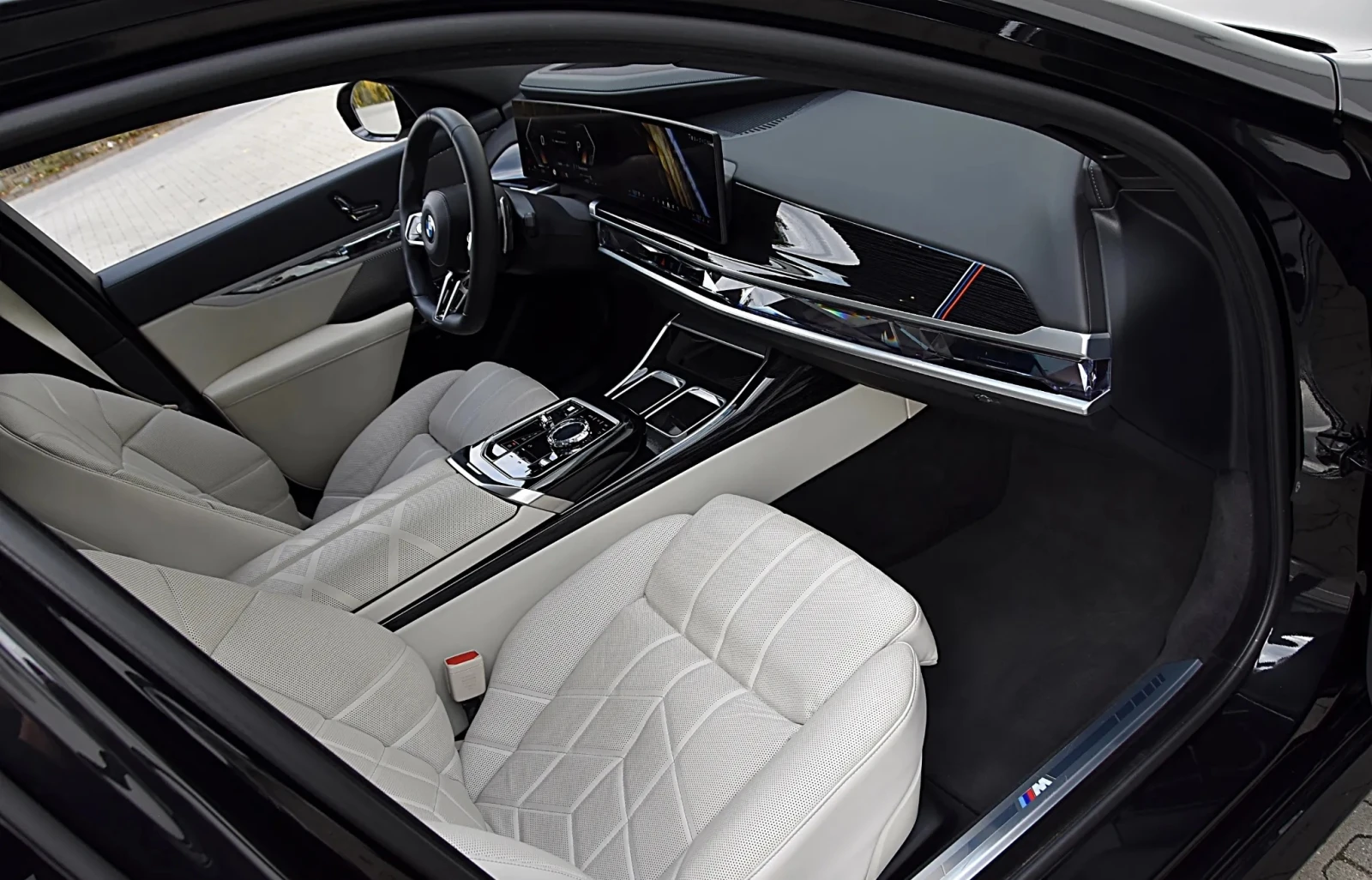 BMW 740 d xDrive Fond-Entertainment M-Pack - изображение 7