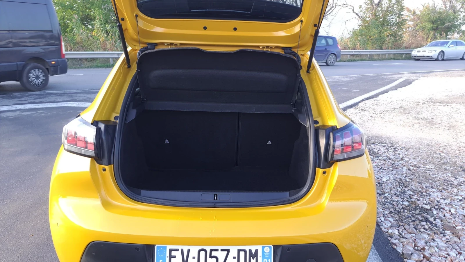 Peugeot 208 1.2i Active , снимка 9 - Автомобили и джипове - 55824416