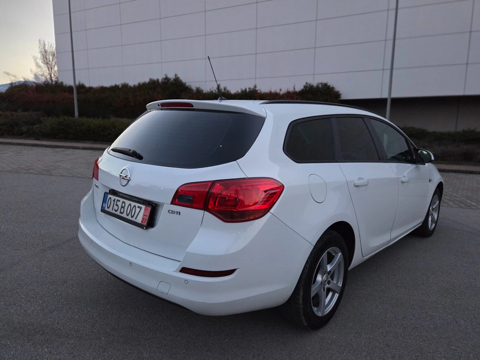Opel Astra 1.7CDTi Уникална - изображение 4