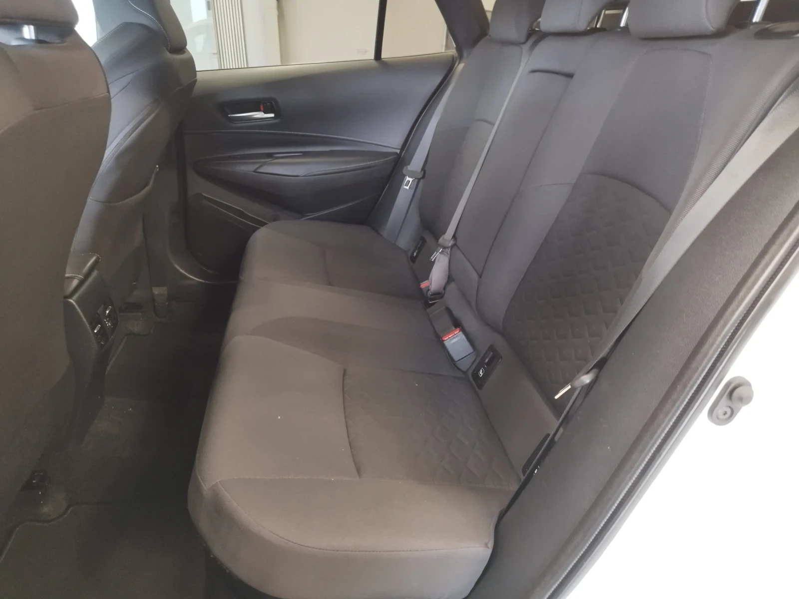 Toyota Corolla 1.8 hybrid, снимка 7 - Автомобили и джипове - 54135539