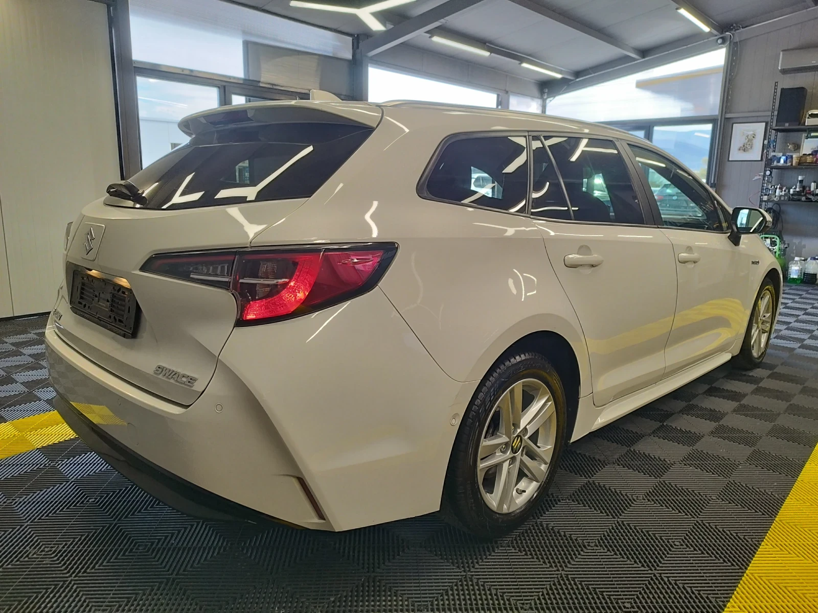 Toyota Corolla 1.8 hybrid, снимка 4 - Автомобили и джипове - 54135539