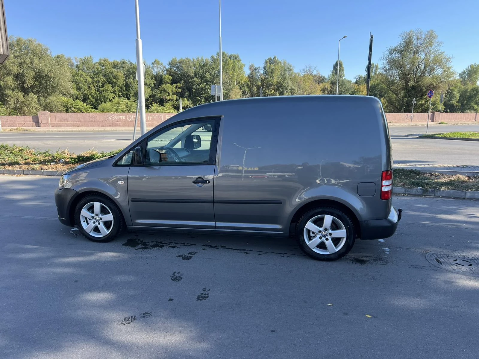 VW Caddy 1.6 TDI, AVTOMAT, снимка 7 - Автомобили и джипове - 56111906