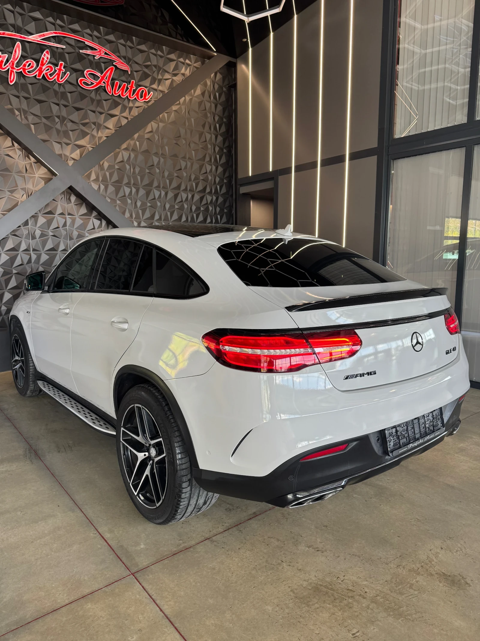 Mercedes-Benz GLE 43 AMG 4 MATIC * Панорама * 360 Камера *  - изображение 3