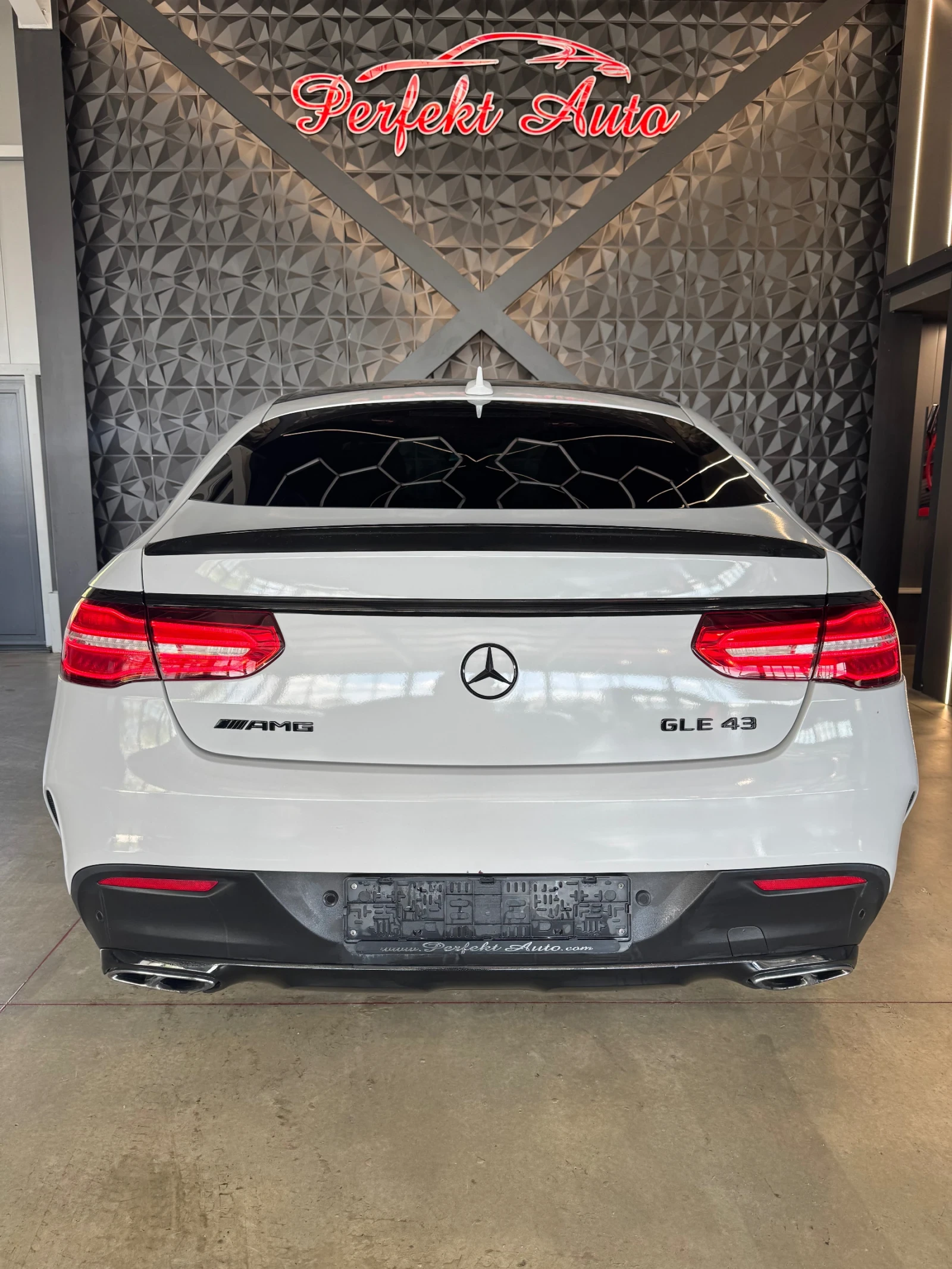Mercedes-Benz GLE 43 AMG 4 MATIC * Панорама * 360 Камера *  - изображение 4