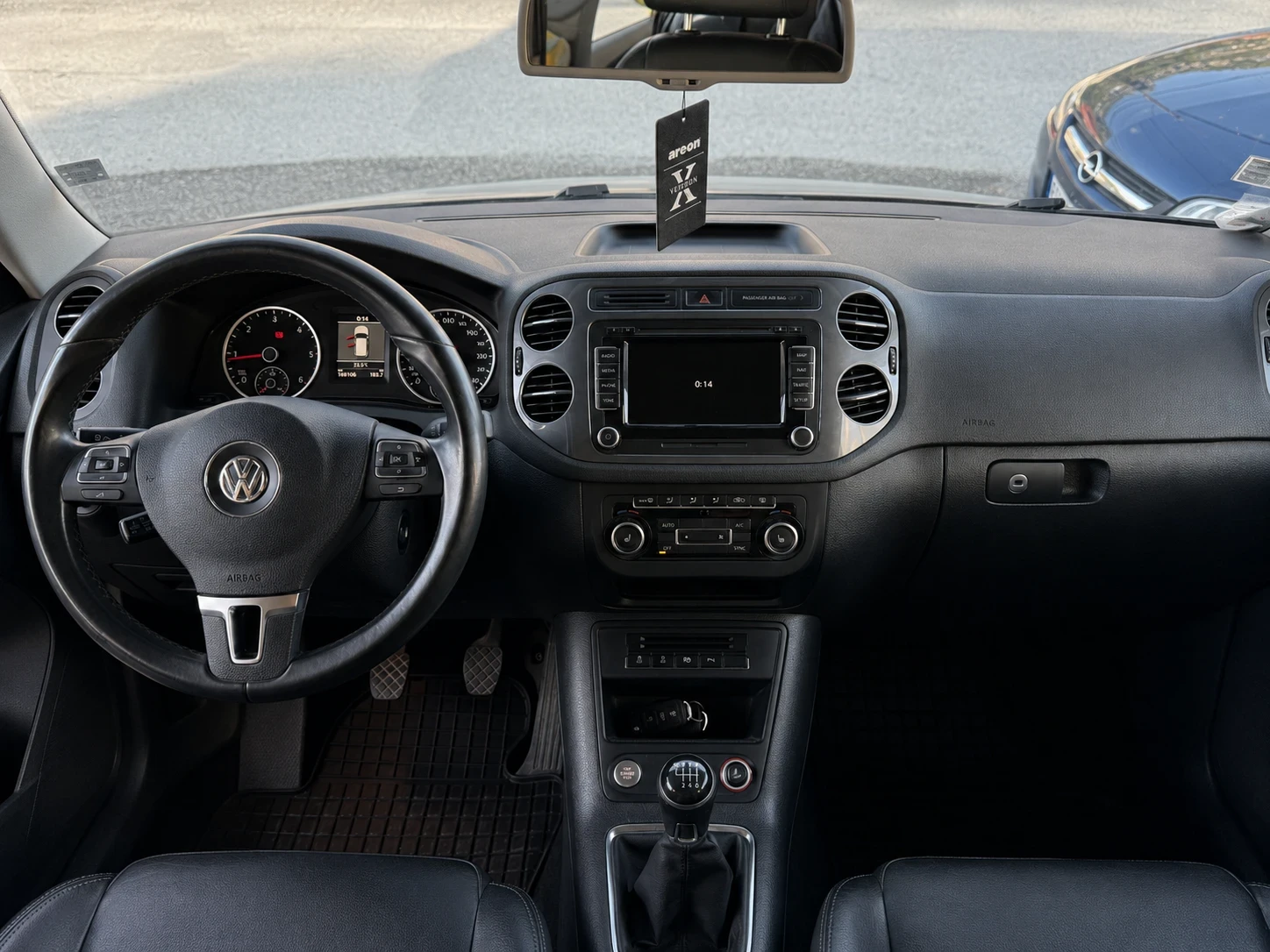 VW Tiguan 2.0TDI- 4Motion-FULL екстри-Реален пробег!, снимка 8 - Автомобили и джипове - 55633178