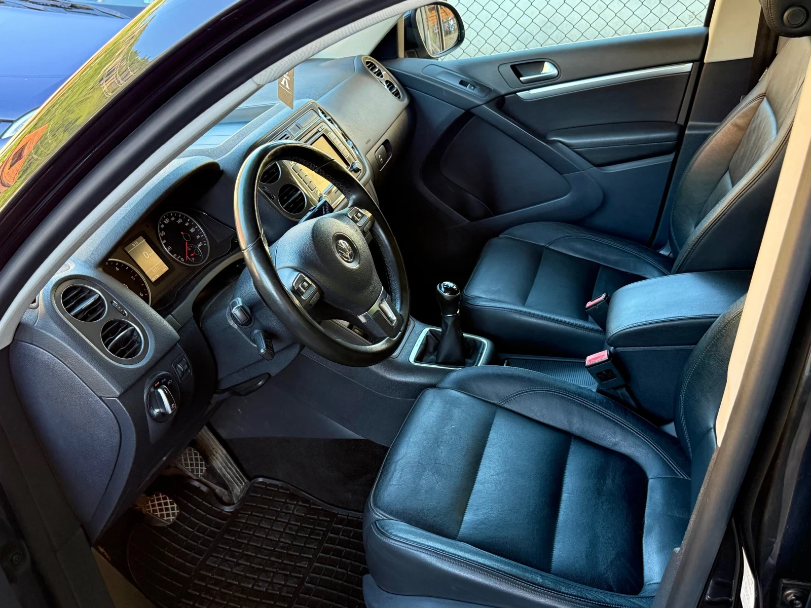 VW Tiguan 2.0TDI- 4Motion-FULL екстри-Реален пробег!, снимка 8 - Автомобили и джипове - 54904132