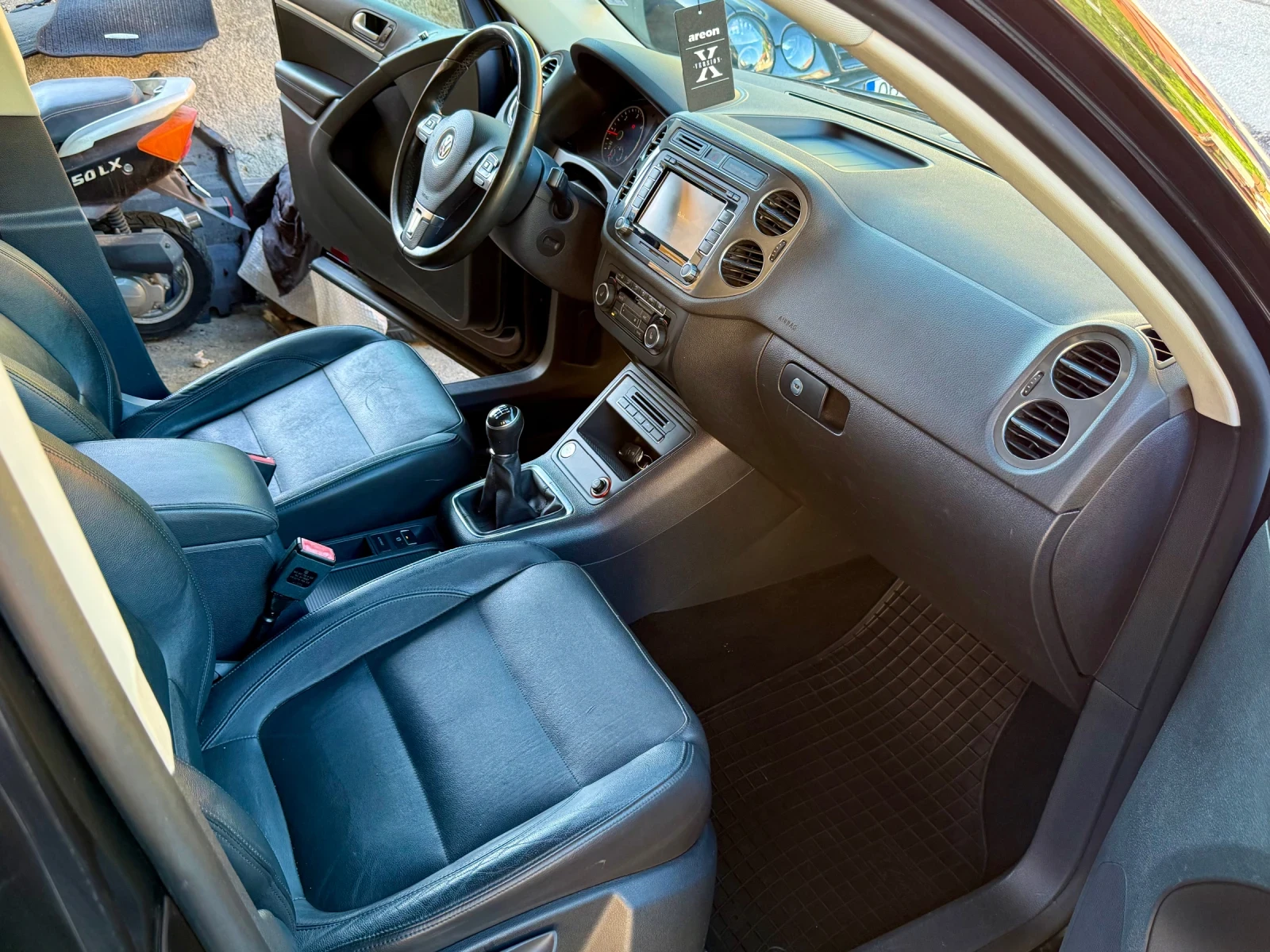 VW Tiguan 2.0TDI- 4Motion-FULL екстри-Реален пробег!, снимка 13 - Автомобили и джипове - 54904132
