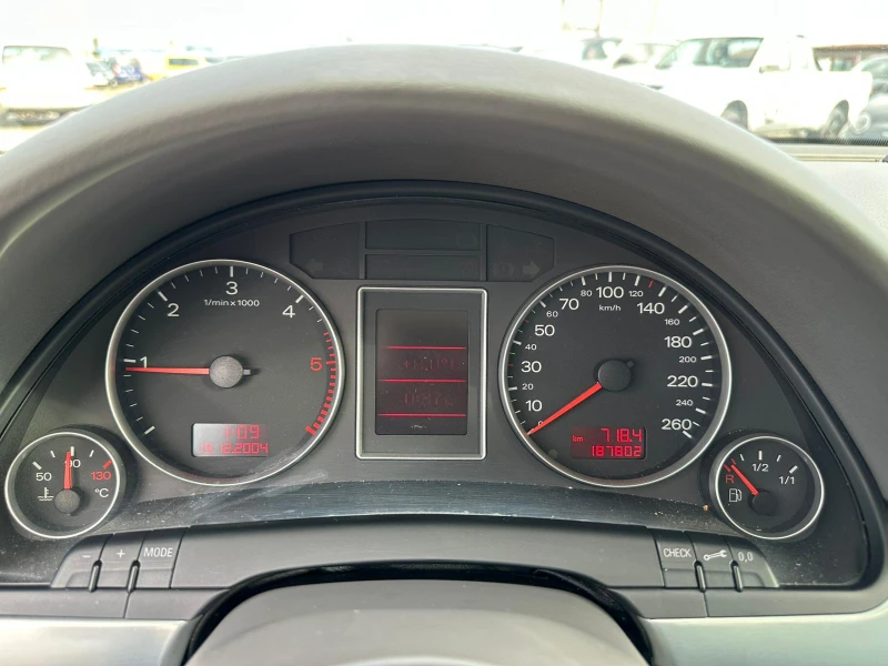 Audi A4 AVANT 2.0D, снимка 15 - Автомобили и джипове - 48833487