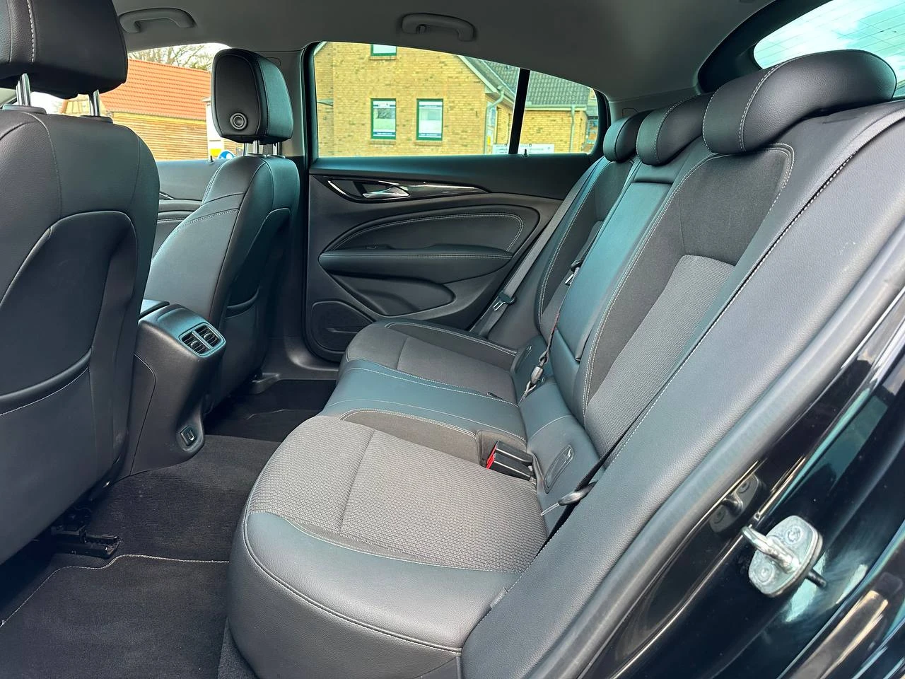 Opel Insignia, снимка 6 - Автомобили и джипове - 54016828