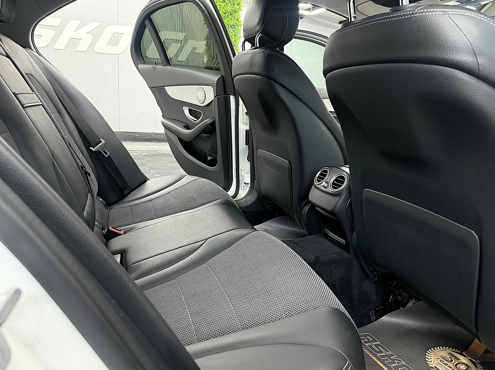 Mercedes-Benz C 220 AMG-line/ECO START STOP/СОБСТВЕН ЛИЗИНГ, снимка 11 - Автомобили и джипове - 54711782