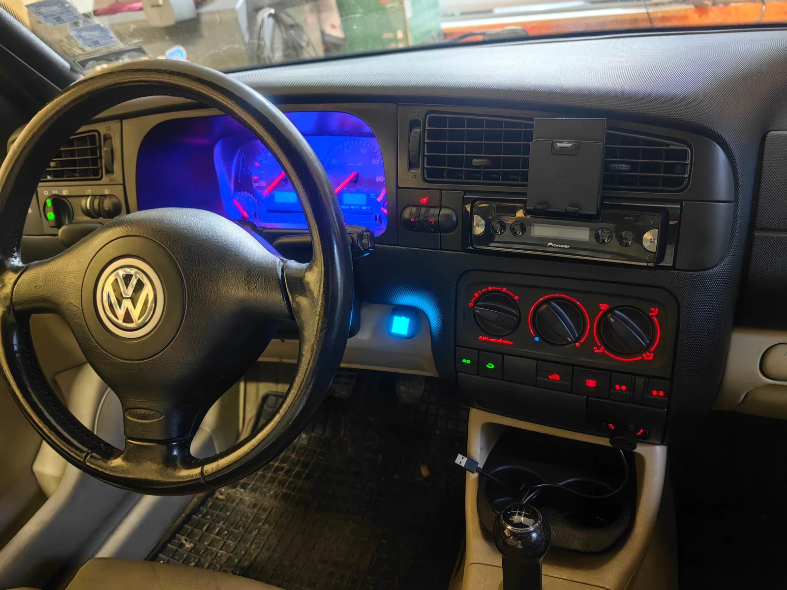 VW Golf 2.0i Karmann , снимка 8 - Автомобили и джипове - 54899391