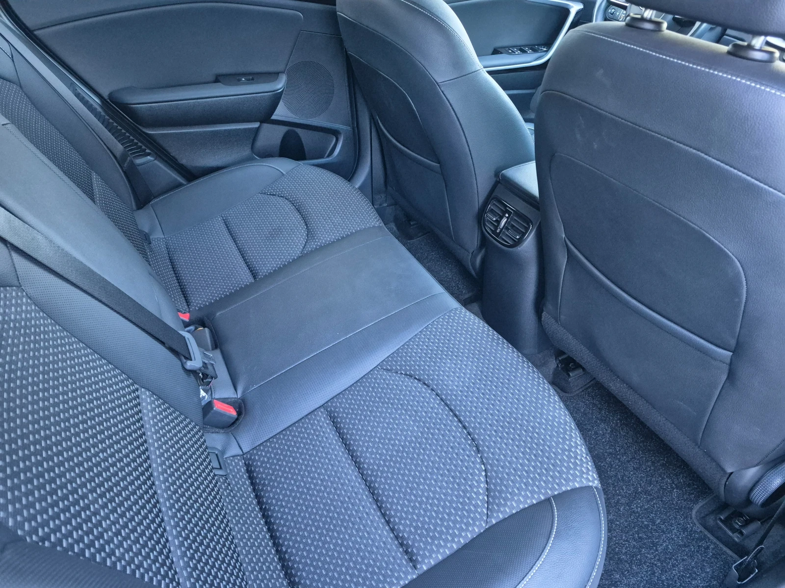 Kia XCeed КОЛАТА Е НОВА  37000  PLUG-IN   ХИБРИД    , снимка 10 - Автомобили и джипове - 56295814