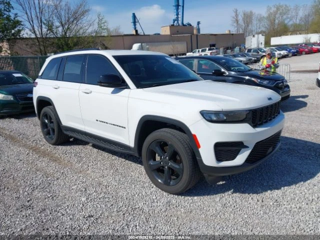 Jeep Grand cherokee 2023 ALTITUDE 4X4 * КЛИП НА МОТОРА* * АВТО КРЕДИТ* - 53500 лв. - 21112032 1