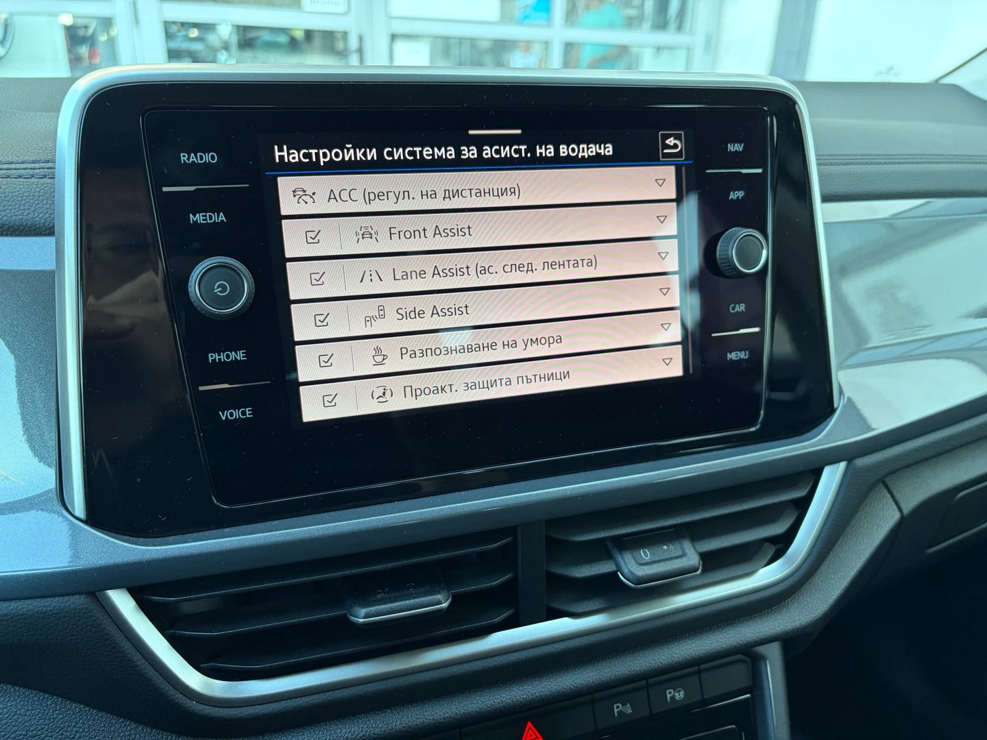 VW T-Roc, снимка 17 - Автомобили и джипове - 55886992