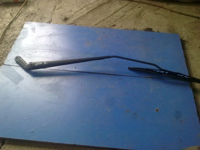 рамо чистачка предно дясно за Пежо 206 1.4i 03г. 