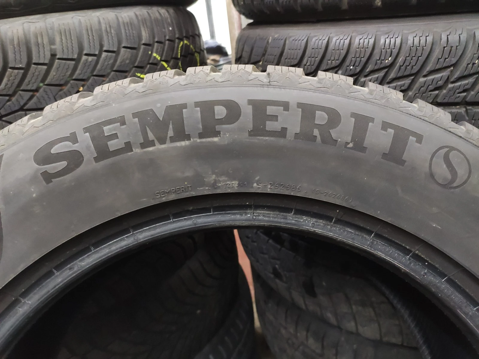 Гуми Зимни 215/65R17, снимка 5 - Гуми и джанти - 56724323