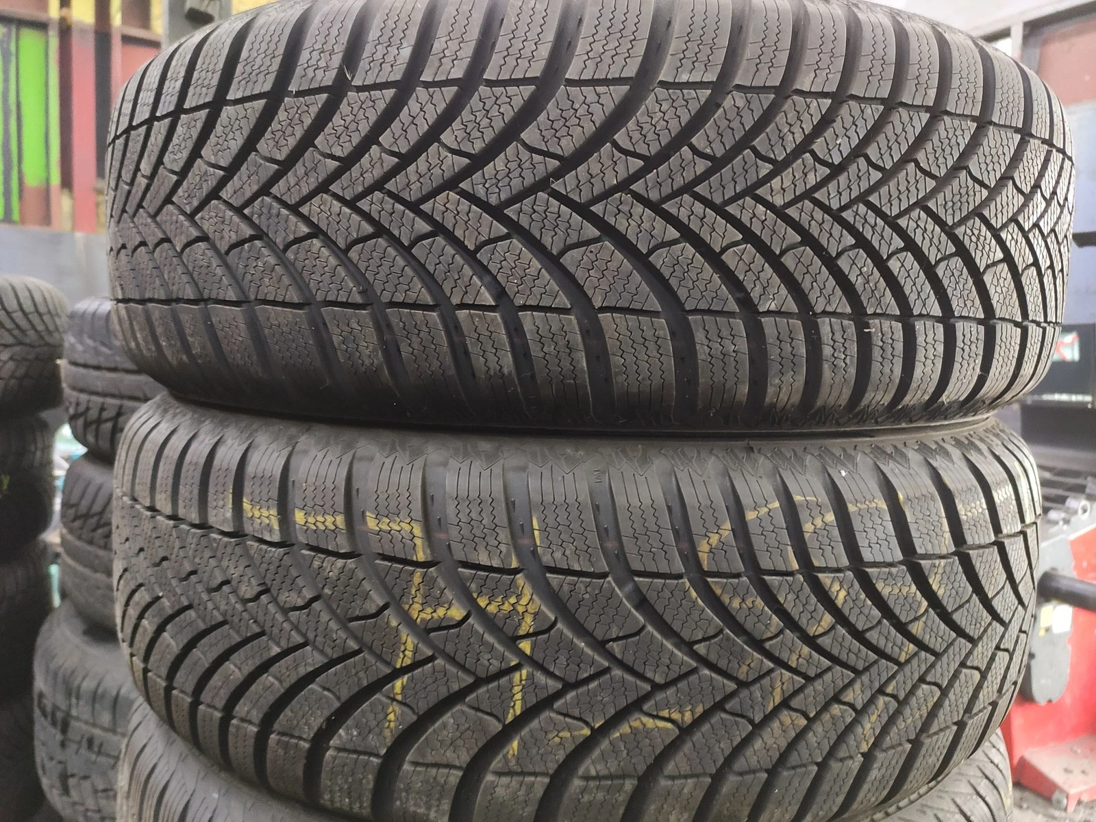 Гуми Зимни 215/65R17, снимка 3 - Гуми и джанти - 56724323