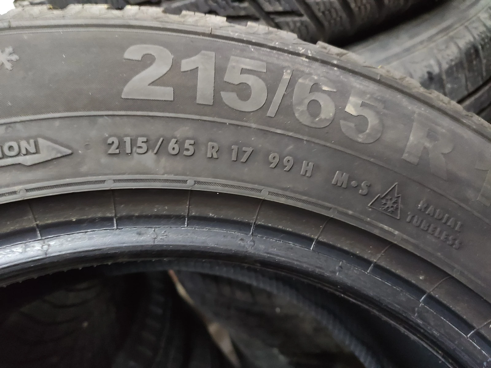 Гуми Зимни 215/65R17, снимка 8 - Гуми и джанти - 56724323
