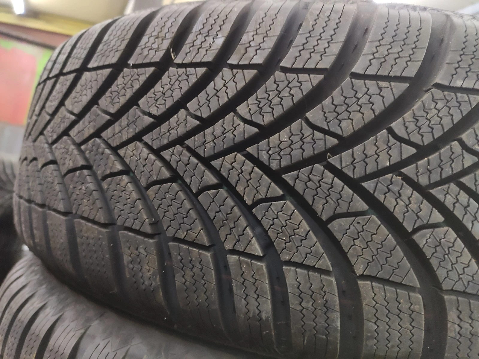 Гуми Зимни 215/65R17