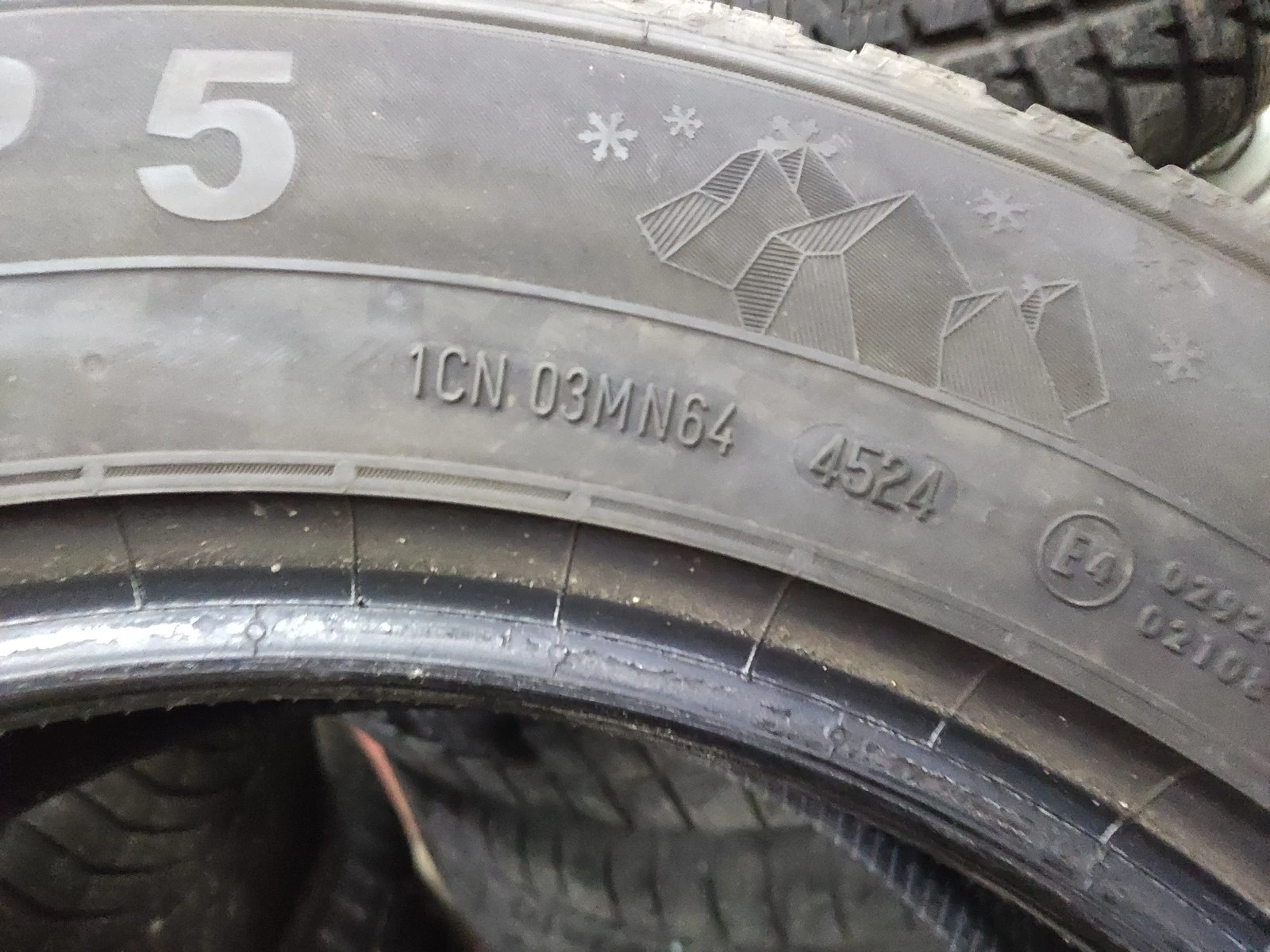 Гуми Зимни 215/65R17, снимка 7 - Гуми и джанти - 56724323