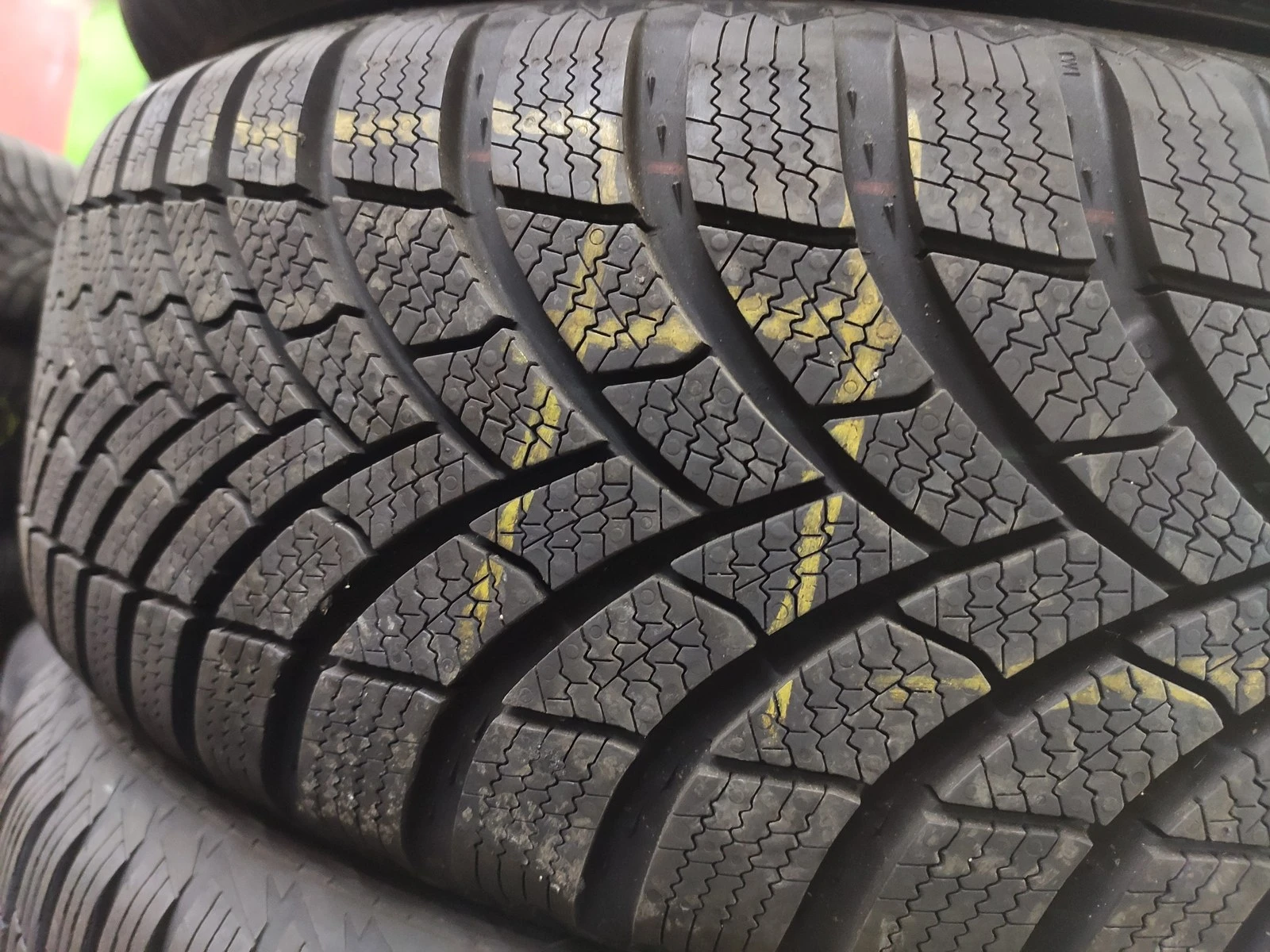 Гуми Зимни 215/65R17, снимка 2 - Гуми и джанти - 56724323
